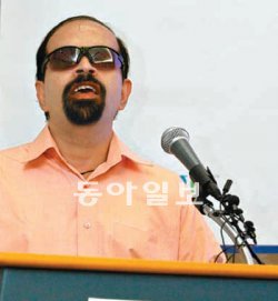 구글코리아는 14일 서울 중구 소공동 롯데호텔에서 장애인들도 인터넷 정보를 쉽게 이용할 수 있는 ‘웹 접근성’ 기술을 소개했다. 특히 구글의 시각장애인 연구 과학자 티브이 라만 박사가 참석해 관련 기술 소개 및 시연을 했다. 구글 제공