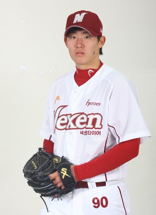 혜성처럼 나타난 정통 잠수함 투수. 넥센 김대우는 2011년 한국프로야구의 깜짝 히트상품으로 떠오르고 있다. 통산 152승을 기록한 레전드 잠수함투수 이강철 코치는 “투구폼이 예쁘다”며 앞으로의 성장을 기대했다. 스포츠동아 DB.