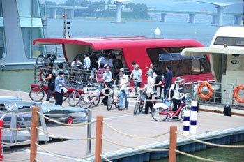자전거 페리 타고 한강 건너 서울시는 14일 서울 마포구 상암동에서 영등포구 여의도까지 공공자전거 프레스투어를 실시했다. 이날 투어 참가자들이 자전거 페리를 이용해 한강을 건넌 뒤 배에서 내리고 있다. 서울시 제공