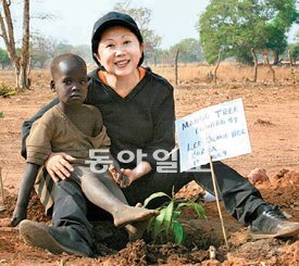 남수단 톤즈를 찾은 2009년, 가진 돈을 전부 털어 망고나무 묘목을 산 뒤 톤즈 지역 거주 가정에 심어준 이광희 대표가 한 아이와 함께 사진을 찍었다. 이광희부띠끄 제공