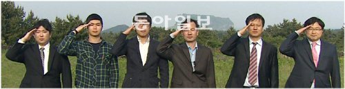 병무청에서 ‘올해의 최고 병역명문가’ 대상 수상자로 선정된 강건배 씨 가문. 왼쪽부터 강석훈(27), 강석문(23), 강성만(32), 강건배, 강건후(37), 강계만 씨(34). 병무청 제공