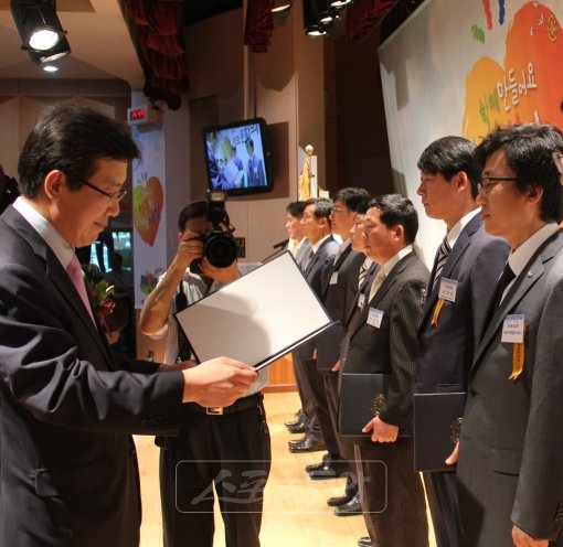 김남석 행정안전부 제1차관(왼쪽)이 CJ E&M넷마블 기술본부 성운재 상무에게 정보문화유공자부문 국무총리상을 수여하고 있다.