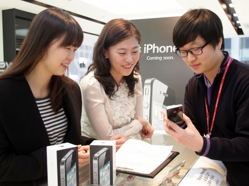 SK텔레콤이 경쟁사를 방통위에 신고하면서 이통업계의 보조금 논란이 또 다시 불거졌다. 아이폰을 구입하기 위해 매장을 찾은 소비자들.
