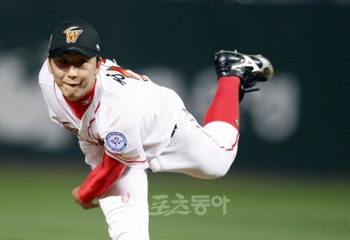 SK 정우람이 중간계투로서 프로야구에 새 역사를 쓰고 있다. 15일 문학 롯데전 7회초 무사 1루서 마운드에 올라 1.1이닝 
무실점으로 통산 최다홀드 타이(LG 류택현 103개)를 기록했다. 문학 ｜ 김종원 기자 won@donga.com 트위터 
@beanjjun