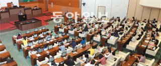 9일 오전 서울 종로구 세종로 서울시의회 본회의장에서는 100번째 ‘청소년 의회교실’이 열렸다. 학생들은 의장 선출, 만화 채널 야간시청 제한 조례안 등의 안건을 처리하기 위해 토론을 벌이는 등 실제 의회처럼 열띤 의정활동을 펼쳤다. 강경석 기자 coolup@donga.com