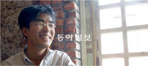 배삼식 작가는 ‘너무 다작하는 것 아니냐’는 질문에 “1년에 하나 정도 쓰면 딱 적당한데 거절을 못하는 성격이라 그렇다”며 웃었다. 배 씨는 올 한 해 ‘3월의 눈’ ‘화선, 김홍도’에 이어 세 번째 작품 ‘벌’(가제)을 쓰고 있다. 원대연 기자 yeon72@donga.com