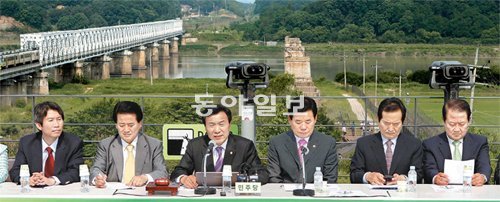 15일 6·15남북공동선언 11주년을 맞아 경기 파주시 임진각 통일전망대에서 열린 민주당 최고위원회에서 손학규 대표(왼쪽에서 세 번째)가 발언하고 있다. 파주=장승윤 기자 tomato99@donga.com