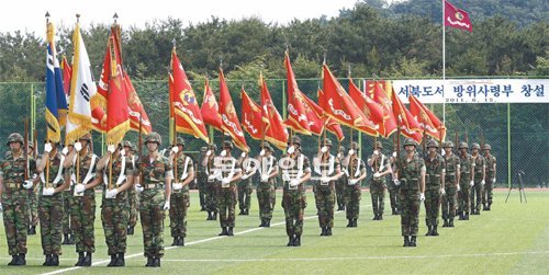 “서해 빈틈없이 지킨다”… 서북도서방위사령부 창설 15일 경기 화성시 해병대사령부에서 서해 5도 방어를 전담할 서북도서방위사령부 창설식이 열렸다. 서북도서방위사령부는 해병대를 중심으로 육해공 각 군 대령급 장교를 참모진으로 구성한 한국군 최초의 합동사령부다. 이날 행사에는 김관진 국방부 장관과 원유철 국회 국방위원장, 월터 샤프 주한미군사령관 등이 참석했다. 화성=김재명 기자 base@donga.com