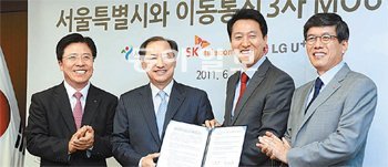 15일 서울시청 간부회의실에서 이상훈 KT 기업고객부문 사장, 이상철 LG유플러스 대표이사, 오세훈 서울시장, 하성민 SK텔레콤 대표이사(왼쪽부터)가 ‘공공 와이파이 구축’ 협약서에 서명한 뒤 포즈를 취하고 있다. 서울시 제공