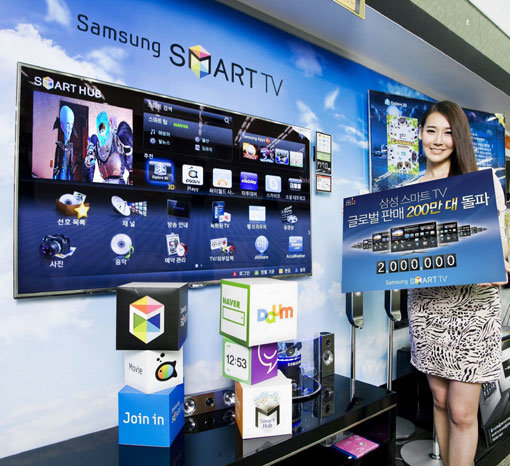 삼성디지털프라자 강남 본점에서 모델이 글로벌 출시 3개월만에 누적 판매 2백만대를 돌파한 삼성 스마트TV를 선보이고 있다. (사진제공:삼성전자)