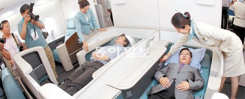 대한항공 A380기의 일등석은 개당 2억5000만 원인 세계적 명품 좌석 ‘코스모 스위트’로 구성돼 있다. 외형을 나무색으로 디자인해 대자연의 숲에 있는 느낌을 구현했고, 좌석을 완전히 젖혀 편안하게 누울 수 있다. 대형 프라이버시 보호형 중앙 스크린을 설치해 독립공간임을 강조한 것도 특징이다. 인천=홍진환 기자 jean@donga.com