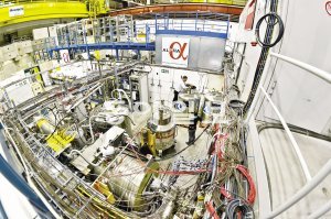 유럽입자물리연구소(CERN)에 있는 반양성자감속기 실험실. 아래쪽 원통 같은 장치 안에서 양전자와 반양성자가 만나 반수소가 만들어진다. 유럽입자물리연구소 제공