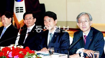 결연한 李교과 이주호 교육과학기술부 장관(가운데)이 16일 오후 서울 중구 프레지던트호텔에서 열린 국공립대 총장협의회에 참석해 등록금 인하 논란에 대한 총장들의 의견을 듣고 있다. 장승윤 기자 tomato99@donga.com