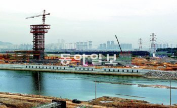 올해 10월 완공을 앞두고 막바지 공사가 한창인 인천 서구 오류동 경인아라뱃길 현장. 왼쪽의 높은 구조물이 인천터미널 전망대, 오른쪽이 여객터미널 공사 현장이다. 인천=김재명 기자 base@donga.com