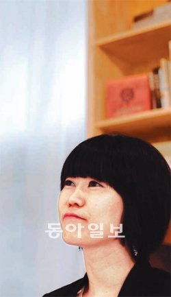 소설가 김애란 씨는 첫 장편 ‘두근두근 내 인생’에서 ‘늙는다’는 것과 ‘산다’는 것에 대한 사색을 눈물과 웃음으로 버무려냈다. 창비 제공