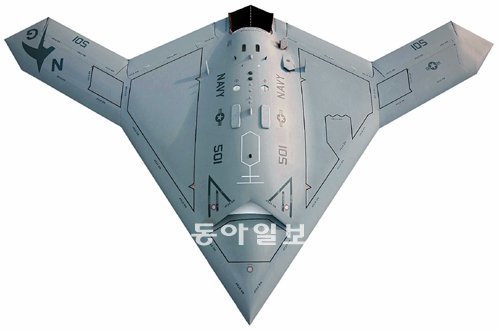 미국에서 개발된 X-47 무인전투기. 공중에서가장 위험한 역할을 수행하는 전투기로 미래에 유인 전투기와 폭격기를 완전히 대체할 목적으로 설계됐다. 지안출판사 제공