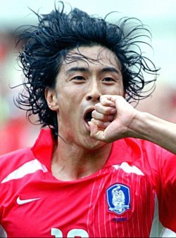 2002 한일월드컵 미국과의 경기에서 골을 넣은 뒤 반지에 입맞춤하고 있는 안정환.  동아일보DB