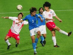 2002 한일월드컵 이탈리아와의 16강전에서 골든골을 터뜨리고 있는 안정환(오른쪽). 동아일보DB
