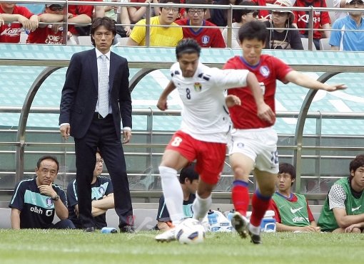 올림픽 대표팀 홍명보 감독(왼쪽)이 19일 서울월드컵경기장에서 열린 요르단과의 올림픽 예선 1차전 경기를 굳은 표정으로 지켜보고 있다.