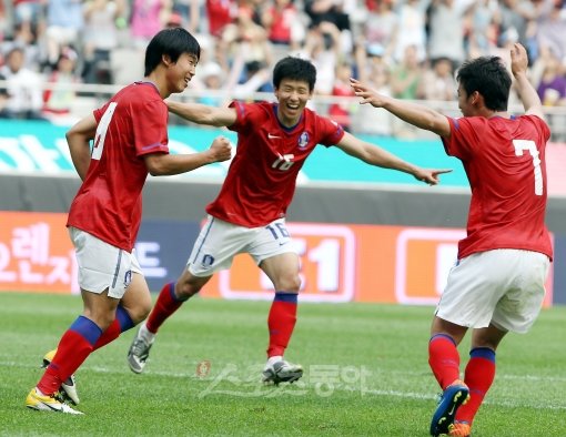 윤빛가람(왼쪽)이 19일 서울월드컵경기장에서 열린 요르단과의 올림픽 예선 1차전에서 후반 김태환이 얻은 페널티킥을 골로 연결시키자 동료들이 달려와 환호하고 있다. 한국은 이 골로 2-1 역전에 성공했다.
