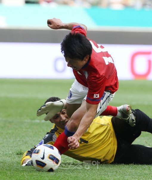 19일 열린 요르단과의 2012런던올림픽 아시아 예선 1차전에서 후반 9분 천금의 동점골을 터뜨린 김태환(앞쪽)이 문전 쇄도 중 
요르단 골키퍼의 무리한 태클에 넘어지며 패널티킥을 얻어내고 있다.