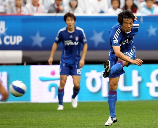 수원 삼성 염기훈이 해트트릭을 작성하며 팀의 7경기 무패 행진에 마침표를 찍었다. 2010 FA컵 부산과의 경기에서 왼발 슛을 하고 있는 염기훈.   스포츠동아DB.