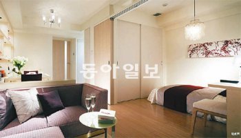 서울시가 공간 활용을 통해 작은 집을 넓고 짜임새 있게 쓸 수 있는 ‘강소주택’을 2014년 1월부터 서울시내 보금자리지구에 총 235채 공급한다. 시는 벽을 움직일 수 있게 해 평소에는 거실로 사용하고 밤에는 침실로 쓸 수 있는 ‘무빙 월’ 방식(사진)으로 49㎡(약 14평)짜리 집을 70㎡(약 21평)로 쓸 수 있도록 하겠다고 밝혔다. 서울시 제공