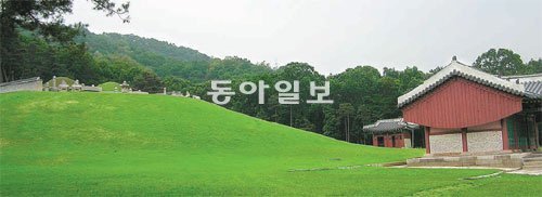 경기 고양시 서오릉 내 숙종의 무덤인 명릉. 사진 오른쪽의 정자각 너머 보이는 동산은 왕의 무덤이 있는 곳으로 ‘신의 세계’로 구분된다.