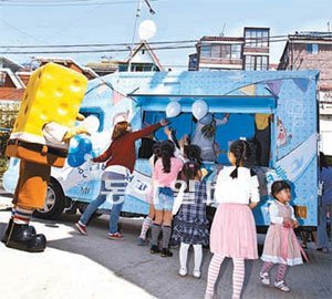 지난달 13일 서울 은평구 응암동 한 공부방을 찾은 현대백화점의 ’해피버스데이 셔틀’. 현대백화점 제공