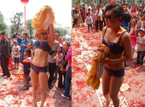 많은 사람들 앞에서 옷을 벗는 한 여성. (출처= 시안신문)