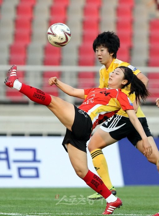 서울시청 정영아(왼쪽)가 20일 고양종합운동장에서 열린 WK리그 정규리그 스포츠토토와의 경기에서 상대 선수에 앞서 볼을 걷어내고 있다.