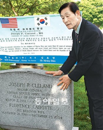 심호명 제주물산 회장이 18일 미국 뉴욕 주 웨스트포인트 시의 육군사관학교 묘지에 있
는 조지프 클렐런드 예비역 소장 부부의 묘비를 어루만지고 있다. 심호명 회장 제공