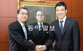 다케우치 겐지 규슈아사히방송(KBC) 사장(왼쪽)이 20일 동아미디어센터를 방문해 김재호 동아일보 사장 겸 채널A 회장과 악수하고 있다. KBC는 동아일보의 종합편성TV‘채널A’와 상호 협력을 강화하기로 했다. 이훈구 기자 ufo@donga.com