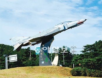 사진가 이민호 씨가 충남 계룡시에서 촬영한 모형. 일민미술관의 전시는 상품진열대뿐 아니라 사람들에게 보여주기 위해 만든 온갖 이미지를 채집했다.