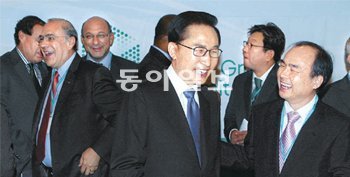 20일 서울 중구 롯데호텔에서 열린 ‘글로벌 녹색성장 서밋 2011’에 참석한 이명박 대통령(왼쪽)이 손정의 일본 소프트뱅크 회장과 얘기를 나누며 환하게 웃고 있다. 김동주 기자 zoo@donga.com