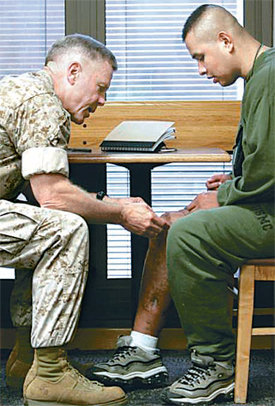 수술 뒤 군의관의 진찰을 받고 있는 이사이아스 에르난데스 상병(오른쪽). 성공적인 수술로 그는 “인생이 바뀌었다”는 말을 듣고 있다. 사진 출처 데일리메일