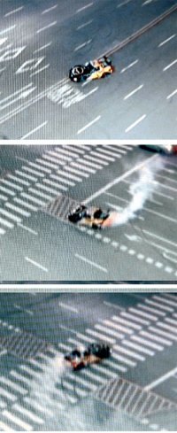 광란의 폭주족 서울지방경찰청 폭주족 전담수사팀은 20일 서울 강남대로 등에서 외제 스포츠카로 폭주를 한 혐의(일반교통방해 등)로 정모 씨(34) 등 4명을 검거하고 나머지 차량 9대의 운전자를 추적 중이다. 사진은 강남구 도산대로에서 경찰이 채증한 폭주 장면. 연합뉴스