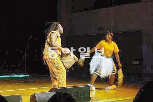 24일 대전 서구 둔산동 시청역 지하철 8번 출구 앞 거리에서 아프리카 아티스트들의 공연이 열린다. 대전프랑스문화원 제공