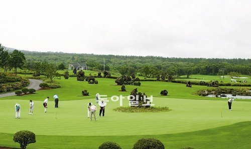 제주지역에서 골프를 싼 가격으로 즐기는 여행상품이 나와 관광객들의 관심을 끌고 있다. 동아일보DB