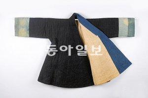 조선시대(17세기 중반)에 조상들이 입었을 것으로 추정되는 장옷. 국립대구박물관 제공