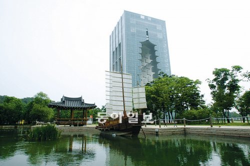 신라 왕경숲 조경 바꾸고 장보고 무역선 띄우고 대구세계육상대회도 보고… 경주엑스포공원의 왕경숲 연못에 띄운 장보고 교관선(무역선). 뒤쪽의 경주타워를 배경으로 운치를 더한다. 경주세계문화엑스포 제공
