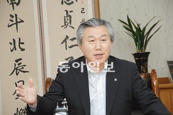 충남대 송용호 총장이 20일 오후 총장실에서 기자간담회를 열고 대학통합을 위한교수회의 반대에 대한 서운함을 토로하고있다. 지명훈 기자 mhjee@donga.com