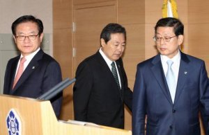 20일 세종로 정부중앙청사에서 수사권 조정 합의안을 발표하기 위해 브리핑룸으로 들어서고 있는 김황식 총리. 연합뉴스