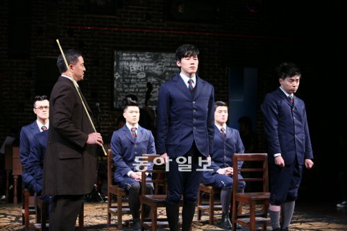초연 때 쌍두마차 맬키어 역의 김무열과 모리츠 역의 조정석 씨가 교사 역할을 맡은 송영창 씨에게 훈계를 듣고 있다.
