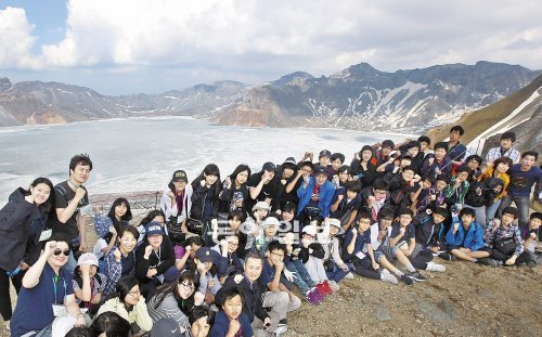 9일 SH공사의 2011 청소년 고구려 유적 및 백두산 탐방단원들이 백두산에 올라 천지를 배경으로 파이팅을 외치며 한민족의 역사와 기상을 되새겼다. 백두산=양회성 기자 yohan@donga.com
