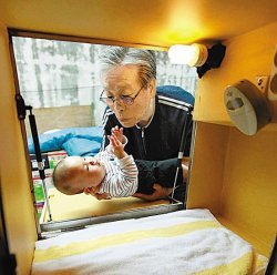 이종락 목사가 서울 관악구 난곡동에 있는 장애아보호시설에서 한 장애아동을 돌보고 있다. 사진 출처 로스앤젤레스타임스