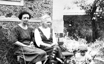 퀴리 부인의 외손녀인 엘렌 랑주뱅졸리오 박사가 기자에게 보여준 1930년 사진. 왼쪽이 그의 어머니 이렌 졸리오퀴리이고 가운데가 할머니 마리 퀴리다. 오른쪽 아래 소녀는 랑주뱅졸리오 박사.