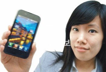 추운 겨울, 장갑을 끼고 있을 때 전화가 온다면? 장갑을 벗고 스마트폰을 터치해야 하는 불편함을 감안해 LG전자는 흔들면 전화를 받을 수 있는 사용자환경(UI)을 선보였다. 스마트폰 왼쪽의 키를 누르고 흔들기만 하면 된다. LG전자 제공