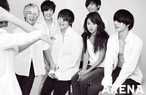 가수 이효리(오른쪽에서 두번째)와 아이돌 그룹 틴탑이 한 남성 패션지의 화보를 통해 호흡을 맞췄다.