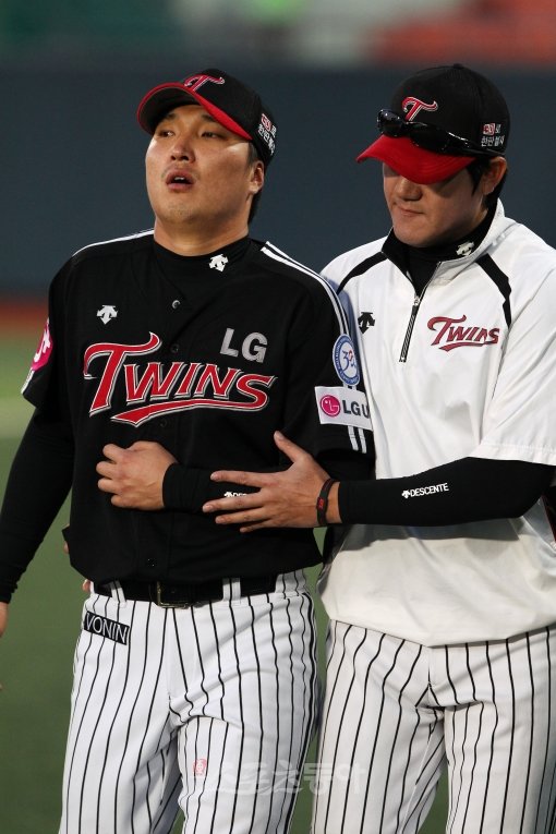LG 이진영(왼쪽)은 지난달 13일 넥센 강병식의 홈런성 타구를 잡아냈지만 그 과정에서 부상을 당해 한 달간 엔트리에서 빠졌다. 이후 다시 만난 두 선수는  동료애를 발휘했다.스포츠동아DB